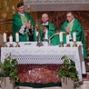 Od lewej księża: Mirosław Kareta, Marcin Hałas, Józef Walusiak, Stanisław Wójcik i Marcin Kulig podczas jubileuszowej Mszy św.