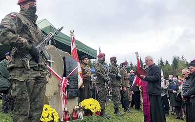 Monument niezłomnych poświęcił ks. Stanisław Kozieł.