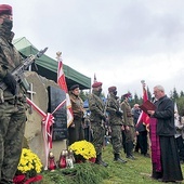 Monument niezłomnych poświęcił ks. Stanisław Kozieł.