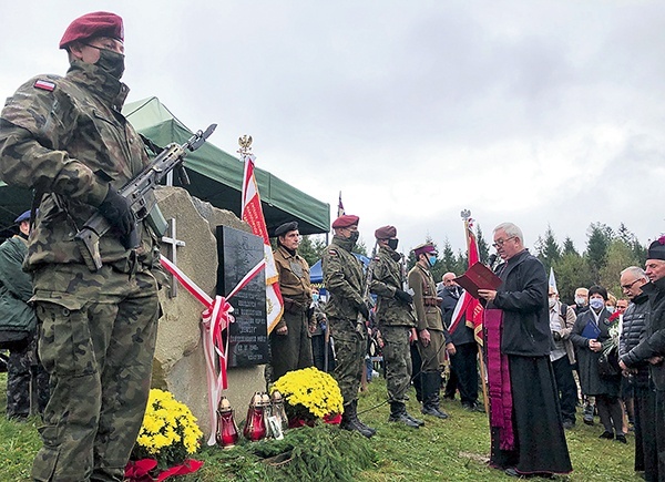 Monument niezłomnych poświęcił ks. Stanisław Kozieł.