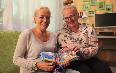 Barbara Biegun (z lewej) i Kamila Drzewiecka oraz ich pomoc dla rodziców w nauce modlitwy „Zdrowaś, Maryjo”.