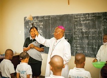 John Ebebe Ayah, biskup diecezji Uyo, poświęcił szkołę w Dniu Edukacji Narodowej. Było to ogromne święto dla tamtejszej społeczności, do którego przygotowywała się przez wiele dni.
