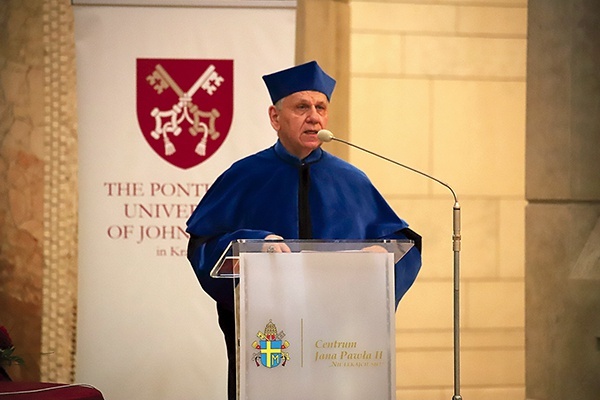 – To dla mnie  nie tylko nagroda,  ale przynaglenie  do podejmowania wysiłku przybliżania się do prawdy – mówił biskup gliwicki.