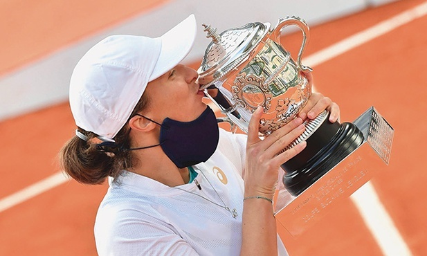  Iga Świątek ze zwycięskim pucharem French Open 2020