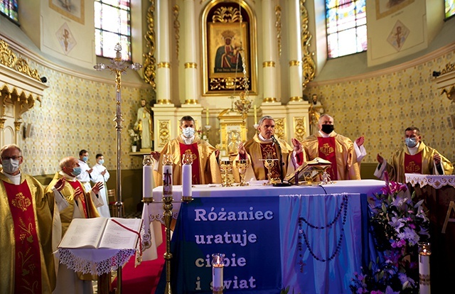 ▲	Mszy św. z okazji 100-lecia parafii przewodniczył bp  Krzysztof Nitkiewicz.