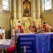 ▲	Mszy św. z okazji 100-lecia parafii przewodniczył bp  Krzysztof Nitkiewicz.