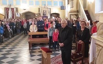 Po Mszy św. jubilatowi składano życzenia.