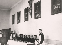 ▲	Serwitorka, czyli kuchenny dyżur kleryków przy podawaniu jedzenia.