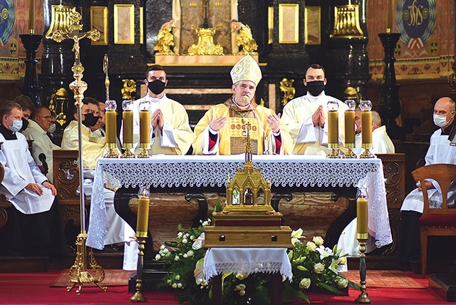 ▲	Mszy św. przewodniczył ordynariusz sandomierski. 