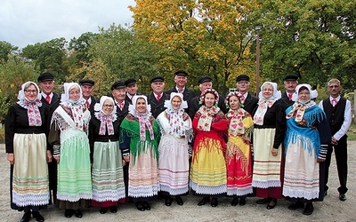 W październiku zespół został uhonorowany odznaczeniem „Zasłużony dla Kultury Polskiej”.