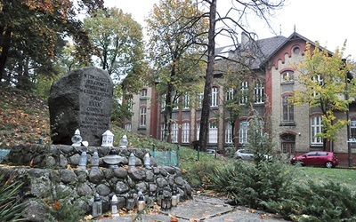 	 Pomnik pomordowanych pacjentów w Obrzycach. Ofiarom pochowanym w zbiorowych mogiłach poświęcona jest też wystawa w szpitalnej Izbie Pamięci.