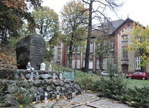 	 Pomnik pomordowanych pacjentów w Obrzycach. Ofiarom pochowanym w zbiorowych mogiłach poświęcona jest też wystawa w szpitalnej Izbie Pamięci.