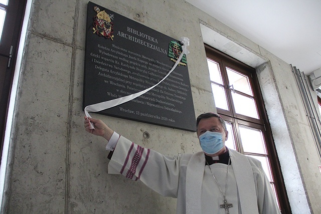 	Przy wejściu znajduje się pamiątkowa tablica odsłonięta przez  abp. Józefa Kupnego.