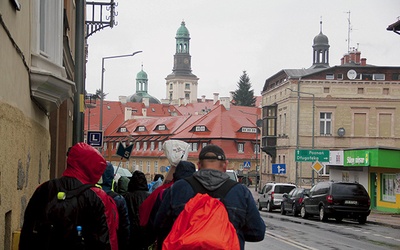 W Pieszej Pielgrzymce Wrocławskiej w ubiegłych latach brało udział nawet kilkanaście tysięcy pątników. W tym roku, zgodnie z obowiązującymi przepisami, było ich zaledwie 25.