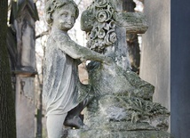 Wiele zabytkowych nagrobków wciąż czeka na odnowienie.