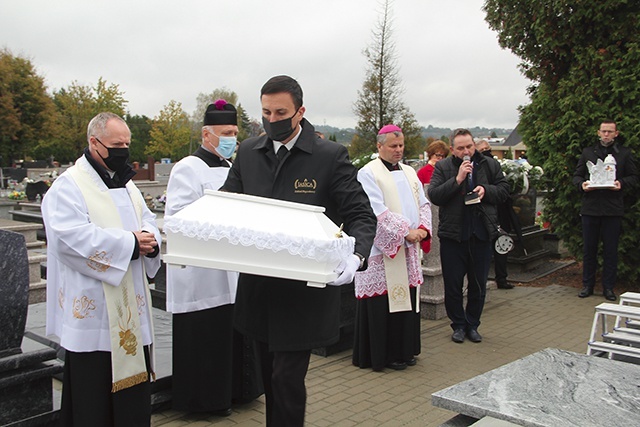 ▲	Trumienka z ciałami 10 dzieci została złożona do zbiorowego grobowca.