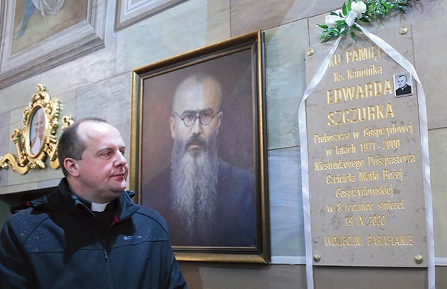 ▲	Ks. proboszcz przy tablicy poświęconej jednemu z poprzedników.