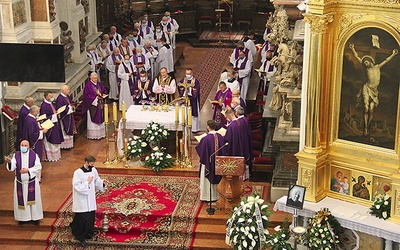 ▲	Msza św. pogrzebowa w tarnowskiej katedrze, po której ciało zmarłego kapłana zostało złożone na Starym Cmentarzu w Tarnowie.