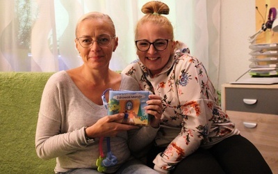 Barbara Biegun (z lewej), Kamila Drzewiecka i ich pomoc dla rodziców w nauce modlitwy "Zdrowaś Maryjo".
