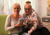 Barbara Biegun (z lewej), Kamila Drzewiecka i ich pomoc dla rodziców w nauce modlitwy "Zdrowaś Maryjo".