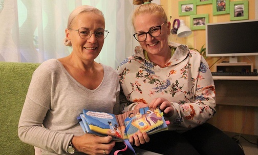 Barbara Biegun (z lewej) i Kamila Drzewiecka z książeczką "Zdrowaś Maryjo".