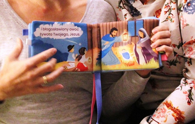 W Czańcu powstała sensoryczna książeczka "Zdrowaś Maryjo" dla dzieci