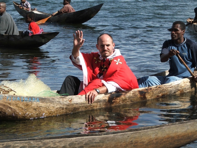 o. Zdzisław Grad SVD podczas procesji na łodziach na Madagaskarze