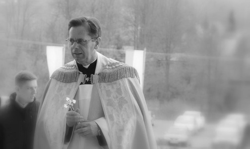 Parafianie z Męciny chcą ufundować respirator z kardiomonitorem pamięci ks. Antoniego Pisia 