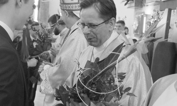 Parafianie z Męciny chcą ufundować respirator z kardiomonitorem pamięci ks. Antoniego Pisia 