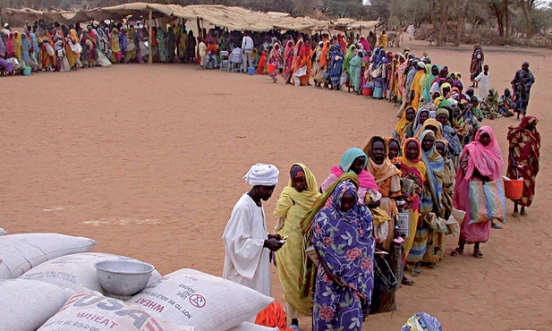 Ludzie czekający w kolejce po posiłek w obozie 
dla uchodźców.
Kutum, Północny Darfur, Sudan