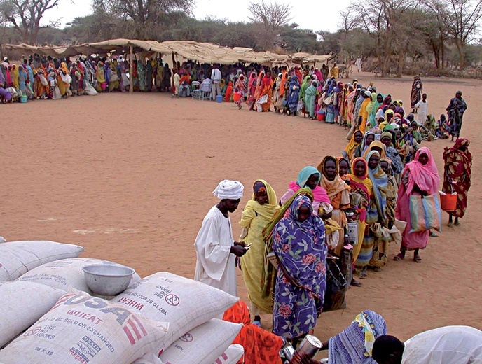 Ludzie czekający w kolejce po posiłek w obozie 
dla uchodźców.
Kutum, Północny Darfur, Sudan