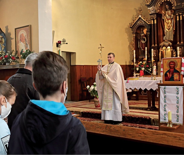 Ks. Wołodymyr Lytwyniw w czasie Liturgii sprawowanej w kaplicy zakładu opiekuńczo-leczniczego sióstr boromeuszek w Gliwicach.