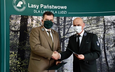 Umowę podpisali (od lewej): Andrzej Matysiak i Marek Kret.