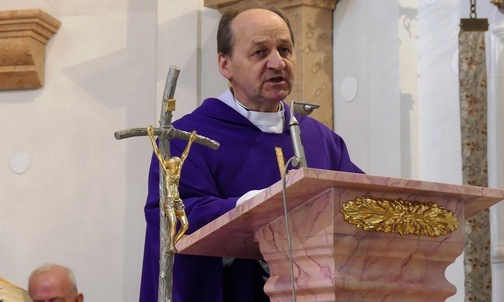 Ks. prałat Franciszek Ślusarczyk głosił kazanie podczas Mszy św. pogrzebowej śp. ks. Edwarda Kobiesy sprawowanej pod przewodnictwem bpa Piotra Gregera.
