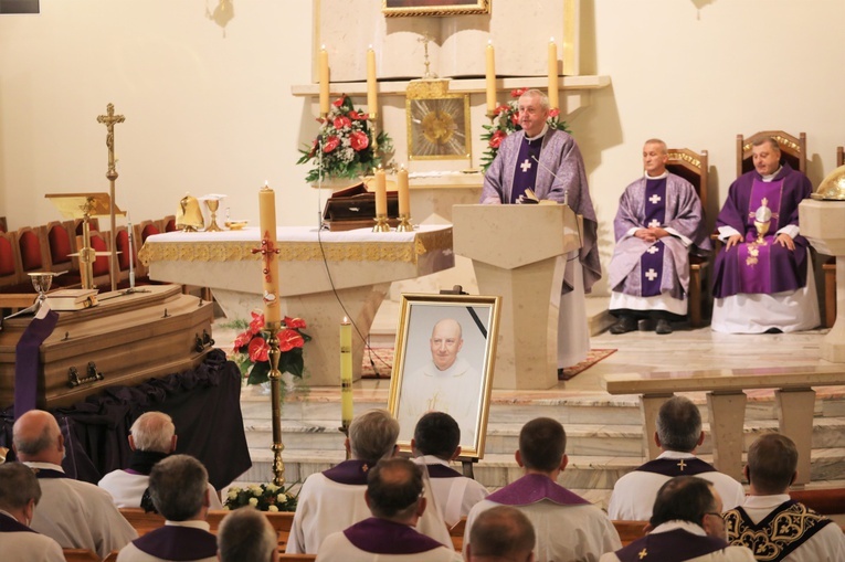 W imieniu kolegów rocznikowych żegnał ks. kan. Mieczysława Grabowskiego ks. kan. Tadeusz Krzyżak z Bystrej Krakowskiej.