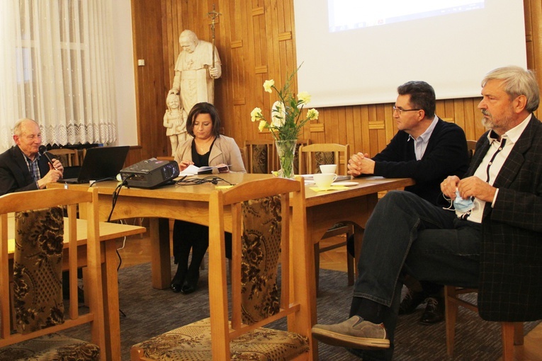 O książce i działalności radomskiego KIK mówili Jan Rejczak, Justyna Turzyńska, Krzysztof Busse i Leszek Wianowski.