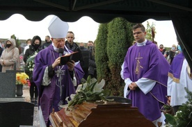 Bp Ignacy Dec i ks. Łukasz Bankowski nad grobem śp. Teresy.