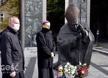Biskup wraz z ks. Piotrem Śliwką, proboszczem katedry, przy pomniku w czasie wspólnej modlitwy.
