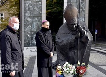 Biskup wraz z ks. Piotrem Śliwką, proboszczem katedry, przy pomniku w czasie wspólnej modlitwy.