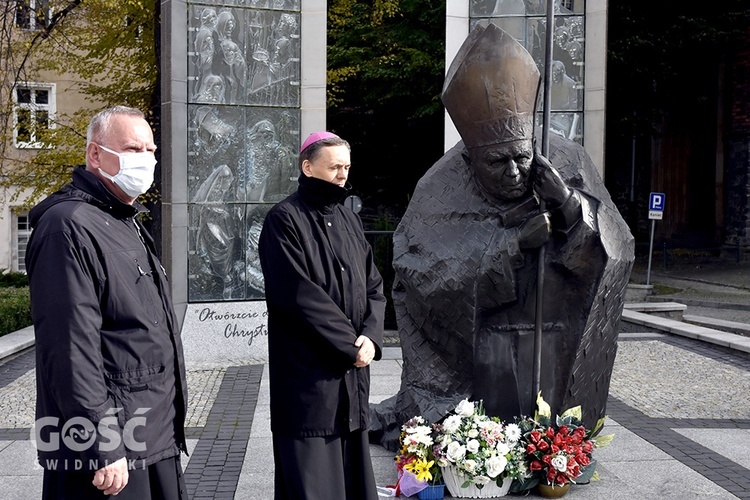 Biskup wraz z ks. Piotrem Śliwką, proboszczem katedry, przy pomniku w czasie wspólnej modlitwy.
