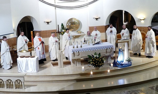 Duszpasterze, którzy modlili się w intencji Ani Olmy w Cygańskim Lesie.