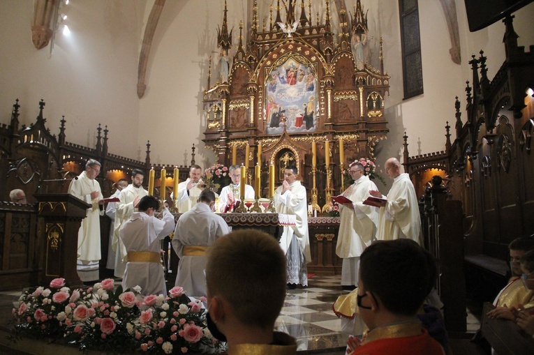 Bobowa. Wprowadzenie relikwii i poświęcenie ołtarza