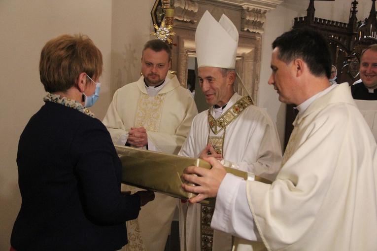 Bobowa. Wprowadzenie relikwii i poświęcenie ołtarza