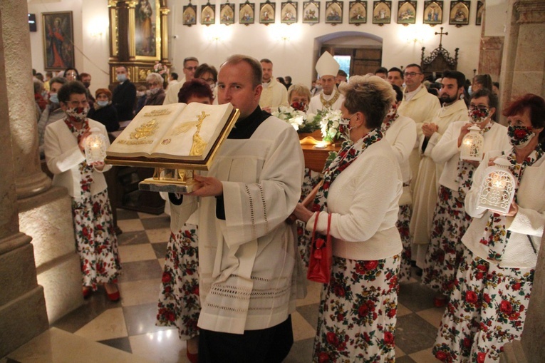 Bobowa. Wprowadzenie relikwii i poświęcenie ołtarza