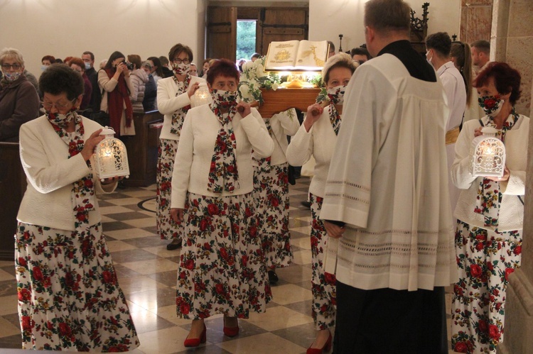 Bobowa. Wprowadzenie relikwii i poświęcenie ołtarza