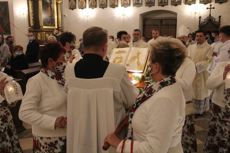 Bobowa. Wprowadzenie relikwii i poświęcenie ołtarza