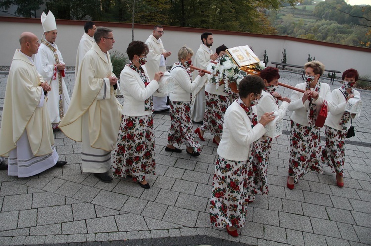 Bobowa. Wprowadzenie relikwii i poświęcenie ołtarza