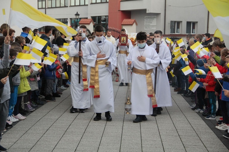 Bobowa. Wprowadzenie relikwii i poświęcenie ołtarza