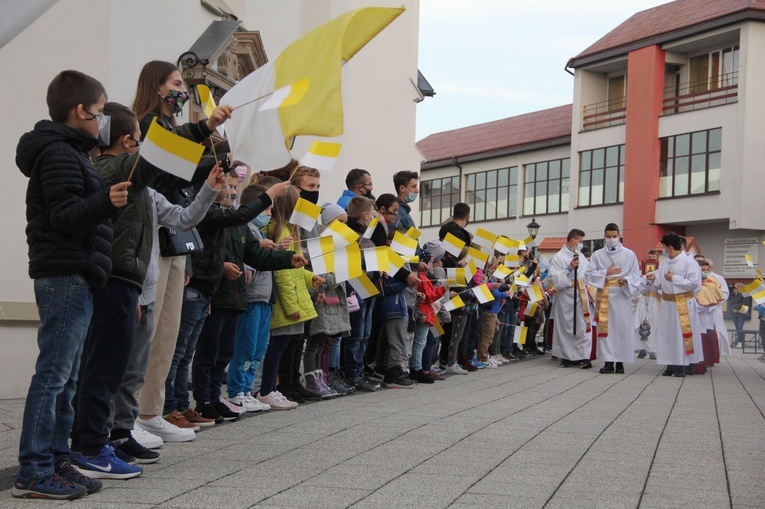 Bobowa. Wprowadzenie relikwii i poświęcenie ołtarza