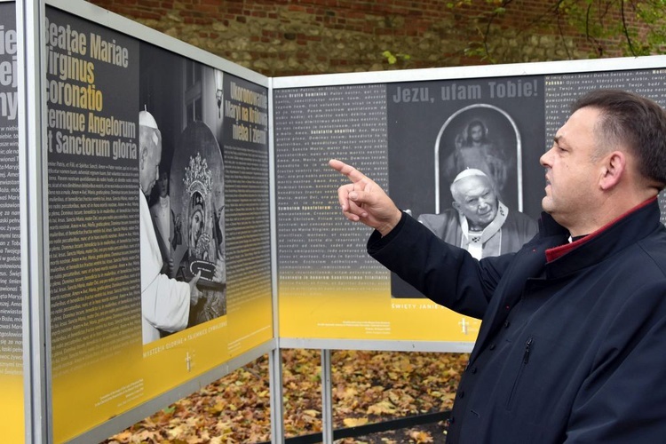 Wprowadzenie relikwii do parafii Królowej Polski w Głuszycy